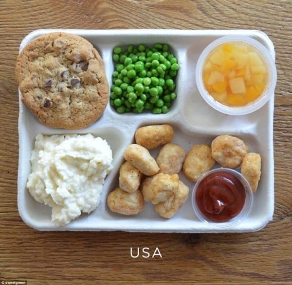 Bữa ăn trưa của học sinh tại Mỹ bị đánh giá                                                          là không tốt                                                          cho sức khỏe                                                          khi có những                                                          món như thịt                                                          gà chiên viên                                                          với tương cà,                                                          một ít đậu                                                          xanh, một ít                                                          khoai tây                                                          nghiền và một                                                          cốc hoa quả                                                          một chiếc bánh                                                          socola chip để                                                          tráng miệng.