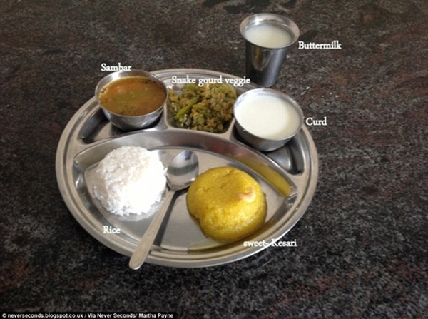 Các em học sinh ở miền Nam Ấn Độ có một suất                                                          ăn gồm cơm                                                          trắng, canh                                                          sambar và rau                                                          mướp xào.                                                          Ngoài ra có                                                          một bát sữa                                                          đông, một cốc                                                          sữa bơ và món                                                          tráng miệng                                                          ngọt kesari