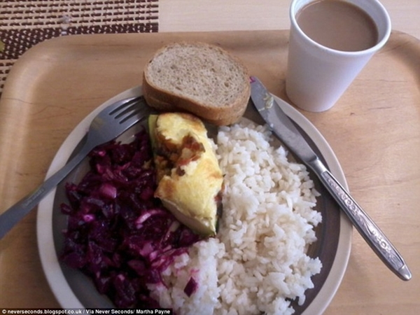 Suất ăn trưa tại một trường học ở nước                                                          Estonia là cơm                                                          trắng với một                                                          miếng thịt và                                                          rau bắp cải                                                          tím. Các em                                                          cũng được thêm                                                          bánh mì và một                                                          ly socola.