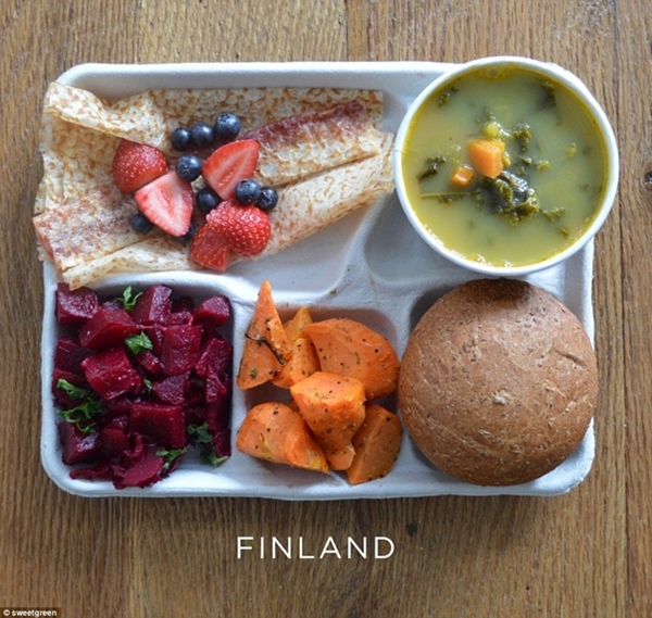 Ở Phần Lan bữa trưa chủ yếu là các món chay                                                          gồm có súp                                                          đậu, cà rốt,                                                          salad và bánh                                                          ngọt cuộn với                                                          mứt dâu để                                                          tráng miệng.