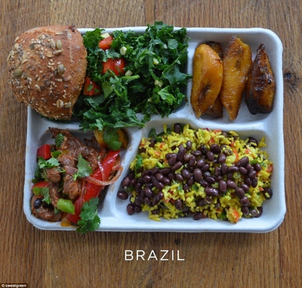 Một bữa ăn của các hương vị truyền thống của                                                          Brazil gồm cơm                                                          trộn đậu đen,                                                          chuối nướng,                                                          thịt lợn xào                                                          với ớt và rau                                                          mùi, xà lách                                                          xanh và một ít                                                          bánh mì.