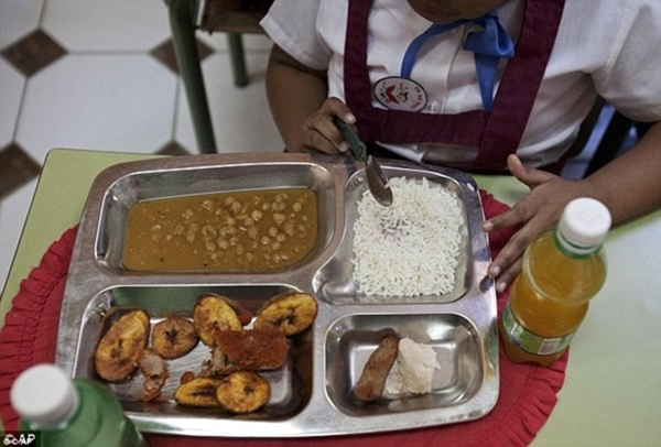 Cơm trắng, gà viên chiên, rễ khoai môn và                                                          súp hạt đậu là                                                          bữa ăn trưa                                                          khá đơn giản ở                                                          trường ở Old                                                          Havana, Cuba.