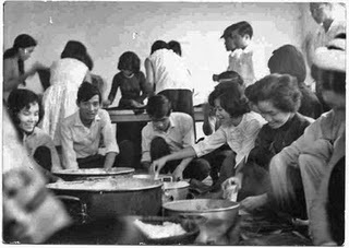 Sinh viên đại học Dược Khoa Sài Gòn gói bánh chưng để đem giúp đồng bào miền Trung bị bão lụt năm Thìn 1964