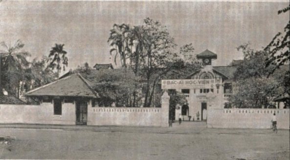 Le Collège Fraternité - Bac Ai datant de 1908, se situe 4 - rue Nguyên Trai, Cho Quan.