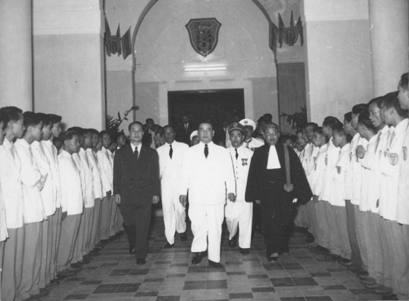 Hàng đầu bên trái ông Nguyễn Đăng Trình Bộ trưởng Bộ QG Giáo dục , Viện trưởng Viện Đại học Huế đầu tiên ( tháng 3/1957-7/1957 ) Giữa Tổng thống VNCH Ngô Đình Diệm , bên phải Linh mục Giáo sư Cao Văn Luận Viện trưởng Viện Đại học Huế từ 7/1957-1965