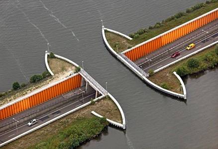 http://vietchigo.myds.me/z/collect/art_architecture/bridge/Veluwemmer-Aqueduct_in_Netheland/Veluwemmer-Aqueduct_01.jpg