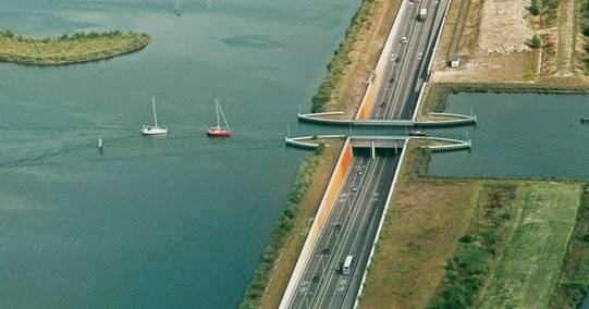 http://vietchigo.myds.me/z/collect/art_architecture/bridge/Veluwemmer-Aqueduct_in_Netheland/Veluwemmer-Aqueduct_10.jpg