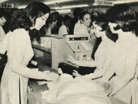 Diễn viên điện ảnh Kiều Chinh đến mua hàng tại siêu thị Nguyễn Du trước 1975 - Ảnh: Tư liệu