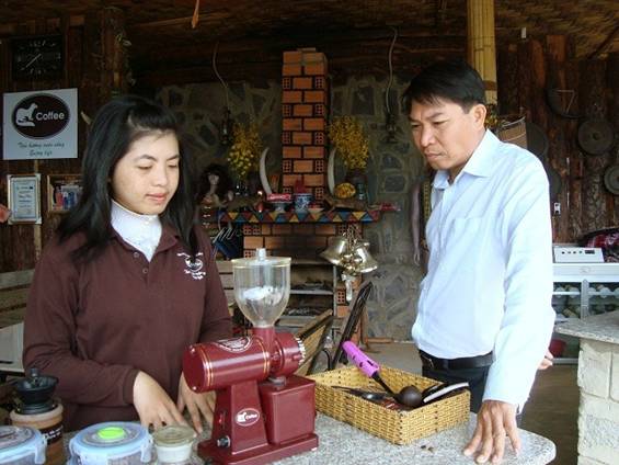 Cận cảnh sản xuất, pha chế cà phê   giá nghìn đô ở Đà Lạt