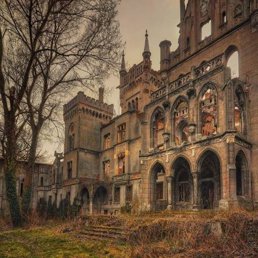 Lâu đài đổ nát trong làng Kopice, Ba Lan.